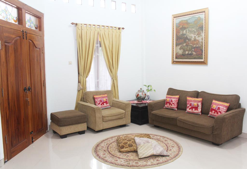 Griya Kedasih Guesthouse Yogyakarta Exterior foto